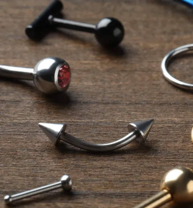 Piercingsmycken i titan och kirurgiskt stål