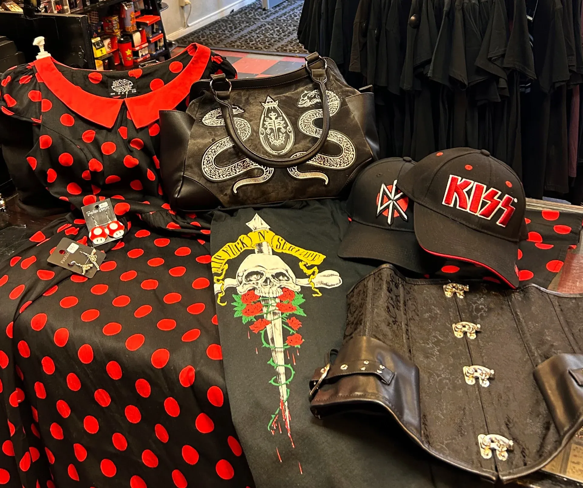 Kläder och accessoarer i Redrumstores butik