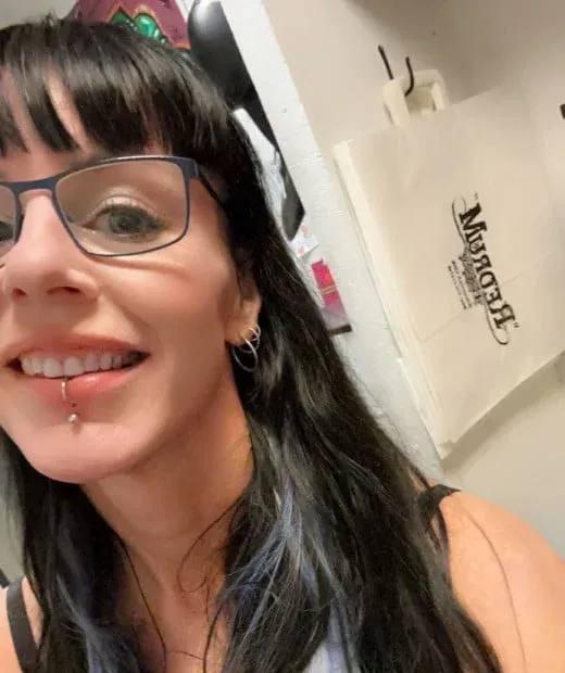 Karina, butiksansvarig på Redrumstore