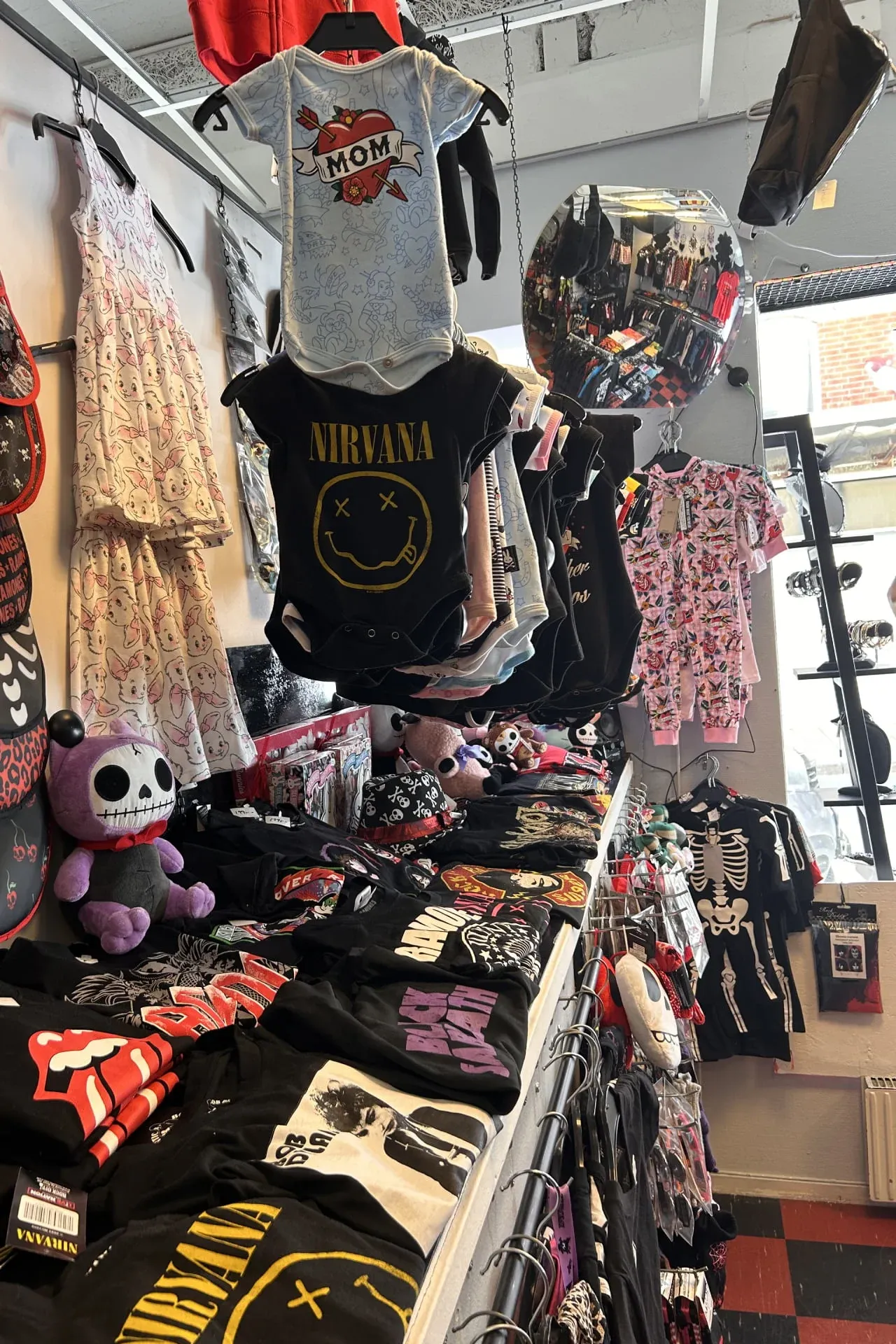 Skyltdocka med tryckt t-shirt och solglasögon