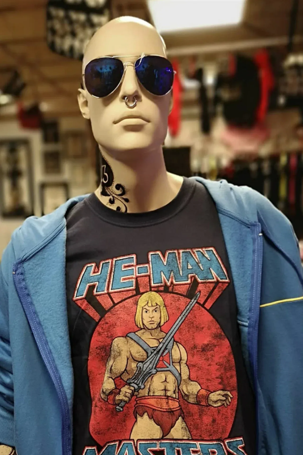 Hyllor med accessoarer och inredningsdetaljer