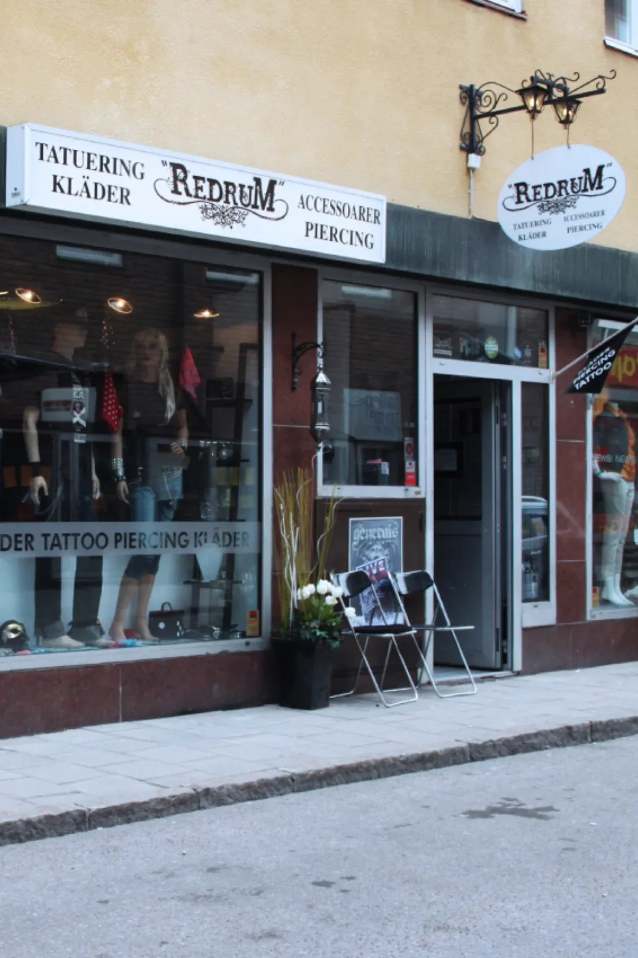 Butiksvägg med väskor och ryggsäckar